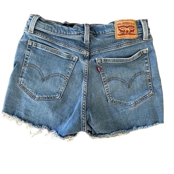 Levi’s Hi-rise Shorts med blue wash size 30 Waist with 11” rise jean shorts. - Picture 3 of 9
